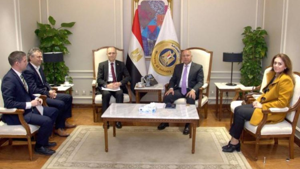 وزير الصناعة يناقش استراتيجية تصنيع السيارات الكهربائية مع شركة سين كارز البلغارية