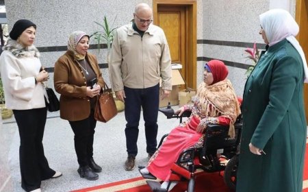 محافظ القليوبية يكرم سيدة من ذوي الهمم بتسليمها كرسيًا كهربائيًا جديدًا