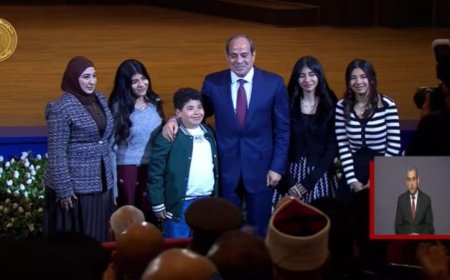 الرئيس السيسي يقف مع أسرة الشهيد البطل رامي هلال لالتقاط صورة تذكارية مؤثرة