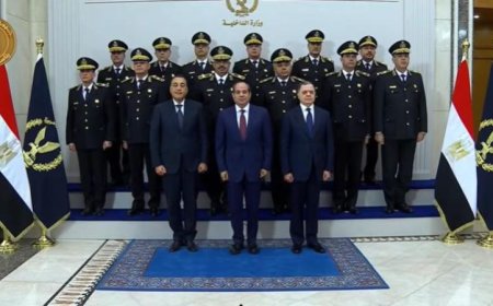 الرئيس السيسي يتوسط أعضاء المجلس الأعلى للشرطة في صورة تذكارية مميزة