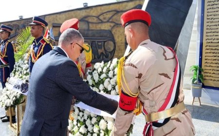 محافظ الإسماعيلية يكرم شهداء الشرطة بإكليل من الزهور على النصب التذكاري