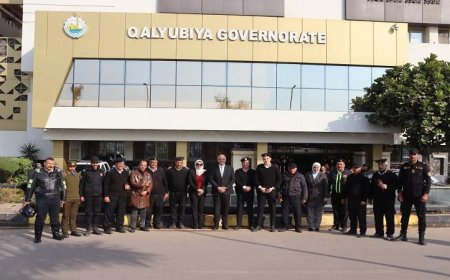 محافظ القليوبية يهدي رجال الشرطة الورود تقديراً لجهودهم في الأكمنة والميادين