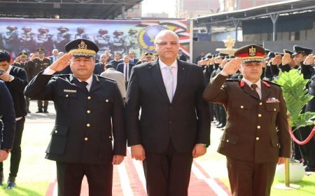محافظ القليوبية يكرم شهداء الشرطة بوضع إكليل من الزهور على النصب التذكاري