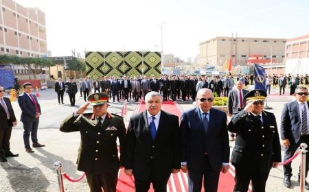 محافظ المنيا يكرم الشهداء بوضع إكليل من الزهور على النصب التذكاري