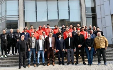 صبحي يحتفل بفوز منتخب اليد على الجزائر في الدور الرئيسي لأمم إفريقيا