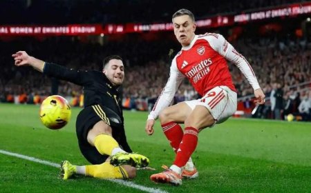 مانشستر يونايتد يهزم أرسنال بثلاثية مثيرة ويزيد حدة المنافسة في الدوري الإنجليزي