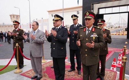 محافظ أسيوط يكرم شهداء الشرطة بإكليل من الزهور على النصب التذكاري