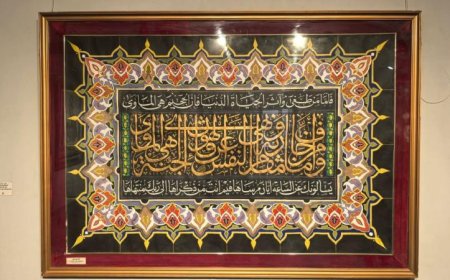 اكتشف جمال الخط العربي في معرض “الخط والقرآن” للفنان فكري سليمان