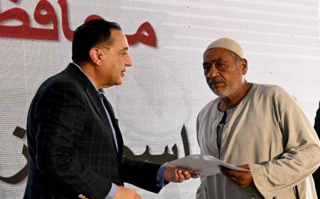رئيس الوزراء يوزع عقود وحدات سكنية جديدة للمستفيدين في المنيا