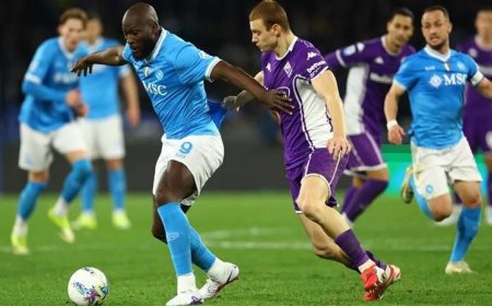 نابولي يحقق انتصارا مثيرا على فيورنتينا 2-1 في الدوري الإيطالي