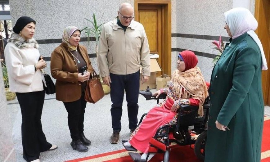 محافظ القليوبية يكرم سيدة من ذوي الهمم بتسليمها كرسيًا كهربائيًا جديدًا