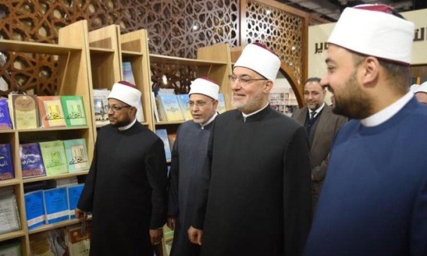 مفتي الجمهورية ورئيس جامعة الأزهر يتفقدان جناح المجلس الأعلى للشئون الإسلامية