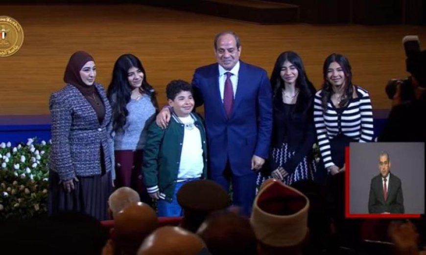 الرئيس السيسي يقف مع أسرة الشهيد البطل رامي هلال لالتقاط صورة تذكارية مؤثرة