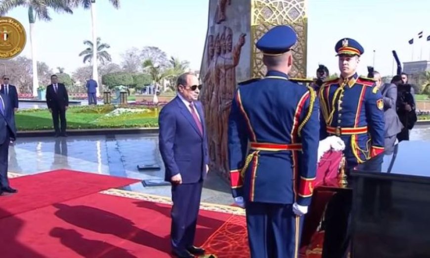 الرئيس السيسي يكرم شهداء الشرطة بوضع إكليل من الزهور على النصب التذكاري