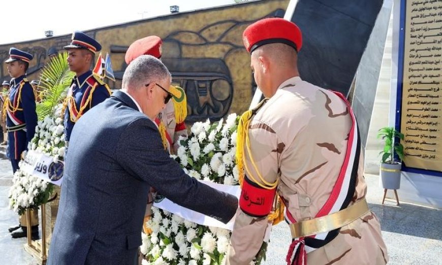 محافظ الإسماعيلية يكرم شهداء الشرطة بإكليل من الزهور على النصب التذكاري