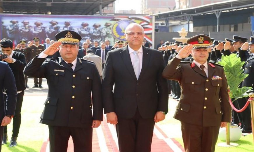 محافظ القليوبية يكرم شهداء الشرطة بوضع إكليل من الزهور على النصب التذكاري