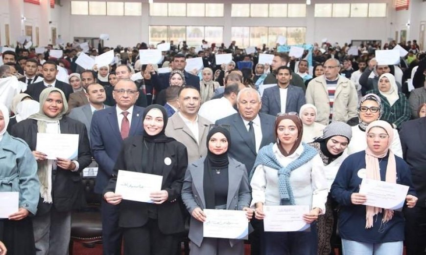 محافظ الوادي الجديد يكرم المشاركين في الملتقى الثاني لمتطوعي وحدات التضامن الاجتماعي