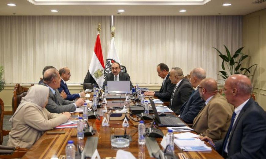 وزير قطاع الأعمال يراقب تقدم مشروع إنتاج حبيبات الكلور بالتعاون مع القطاع الخاص