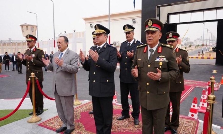 محافظ أسيوط يكرم شهداء الشرطة بإكليل من الزهور على النصب التذكاري