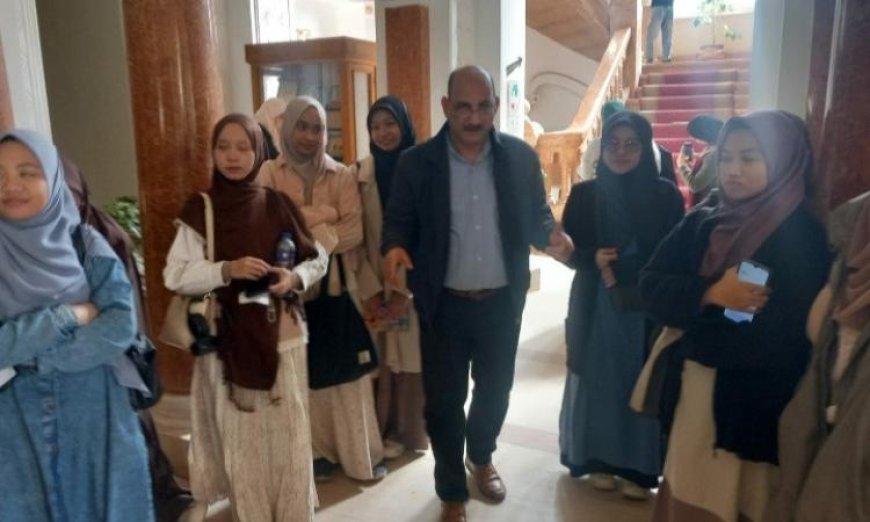 يحيى رياض يرحب بطلاب إندونيسيا في جولة ثقافية ممتعة بمكتبة القاهرة بجامعة الأزهر