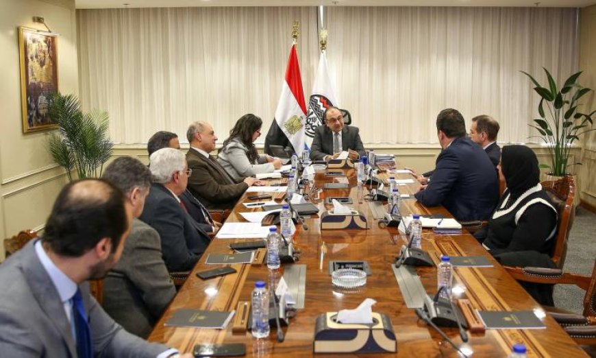 وزير قطاع الأعمال العام يستكشف فرص التعاون مع المستثمرين الأتراك في صناعة الملابس