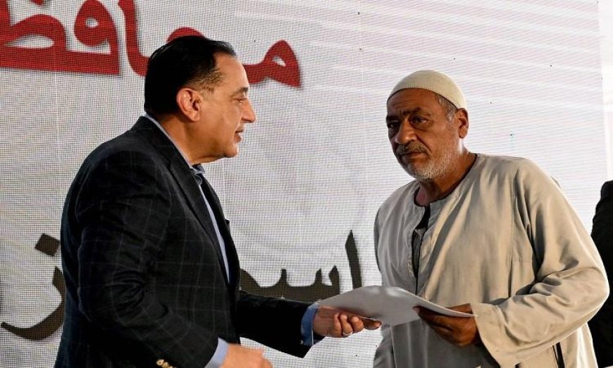 رئيس الوزراء يوزع عقود وحدات سكنية جديدة للمستفيدين في المنيا