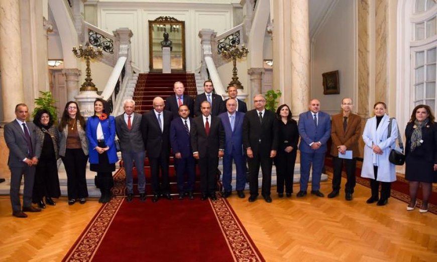 وزير الخارجية يجتمع مع أعضاء اللجنة الوطنية لمراجعة النظراء الأفريقية لتعزيز التعاون الدولي