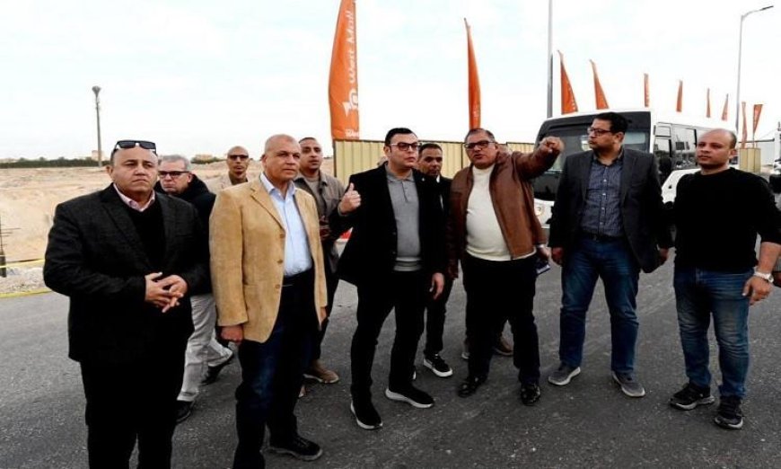 وزير الإسكان يجري جولة تفقدية لمشروعات تطوير الطرق والمحاور الرئيسية في الشيخ زايد