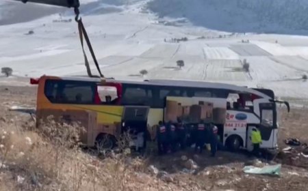 مصرع وإصابة 34 شخصًا في حادث انقلاب حافلة مروع في تركيا