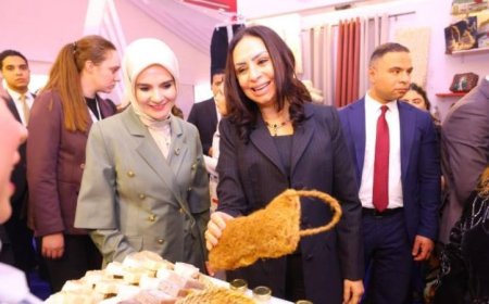 مرسي ووزيرة الأسرة التركية يستكشوفان معرض ديارنا للحرف اليدوية في مدينة نصر