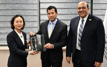 وزير الشباب والرياضة يناقش آفاق التعاون مع سكرتير الاتحاد الدولي للوشو كونغ فو