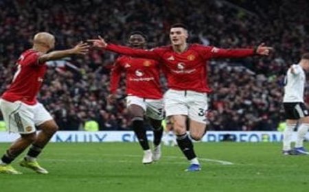 كاريك يحتفي بأداء لاعبي الشياطين الحمر بعد تحقيق ثلاث انتصارات متتالية