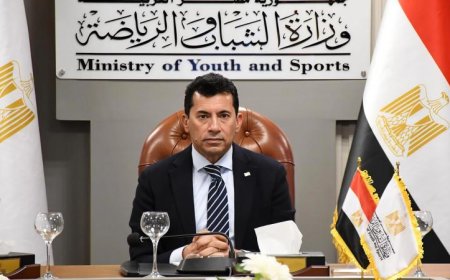 وزير الشباب والرياضة يهنئ وزير الثقافة بنجاح معرض الكتاب الـ57 وتأثيره الثقافي المميز