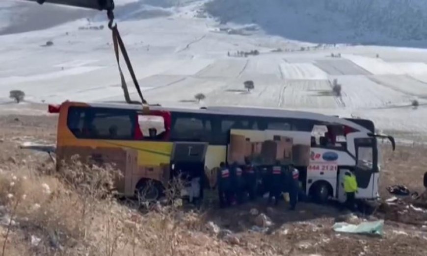 مصرع وإصابة 34 شخصًا في حادث انقلاب حافلة مروع في تركيا