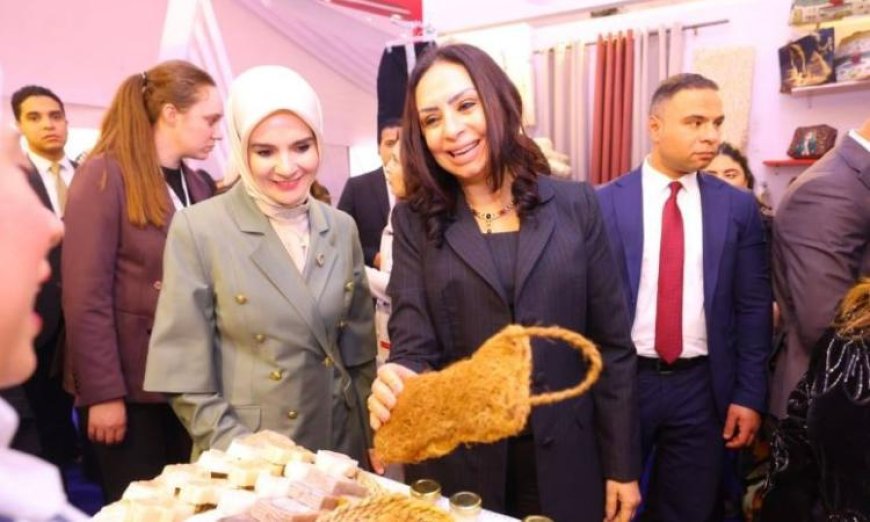 مرسي ووزيرة الأسرة التركية يستكشوفان معرض ديارنا للحرف اليدوية في مدينة نصر