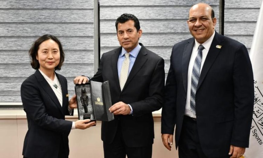 وزير الشباب والرياضة يناقش آفاق التعاون مع سكرتير الاتحاد الدولي للوشو كونغ فو