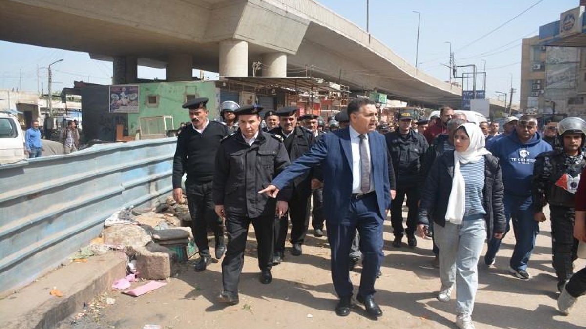 محافظ القليوبية يقوم بحملة جادة لنقل الباعة الجائلين من كوبري الرياح التوفيقي في بنها