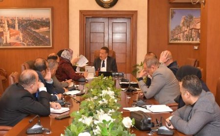 محافظ بورسعيد يجتمع مع المواطنين للاستماع إلى شكاواهم واحتياجاتهم