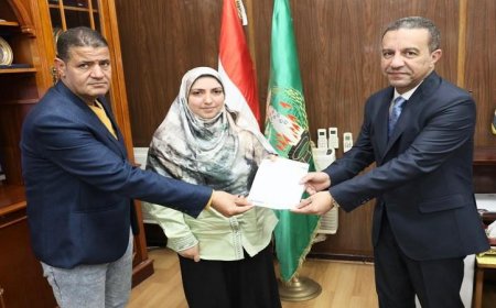 محافظ المنوفية يقوم بتسليم عقود تقنين أراضي أملاك الدولة لمواطنين جدد