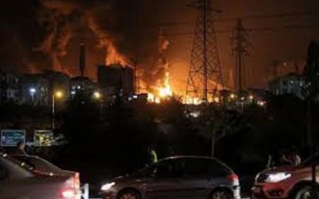 حريق ضخم يشتعل في مصفاة نفط إسرائيلية نتيجة هجوم صاروخي