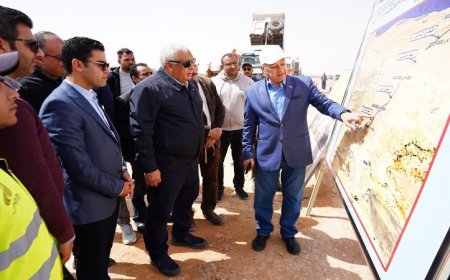 محافظ مطروح يجري جولة تفقدية لإنشاء الطريق الخرساني بين سيوة بطول 300 كم