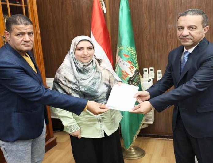 محافظ المنوفية يقوم بتسليم عقود تقنين أراضي أملاك الدولة لمواطنين جدد