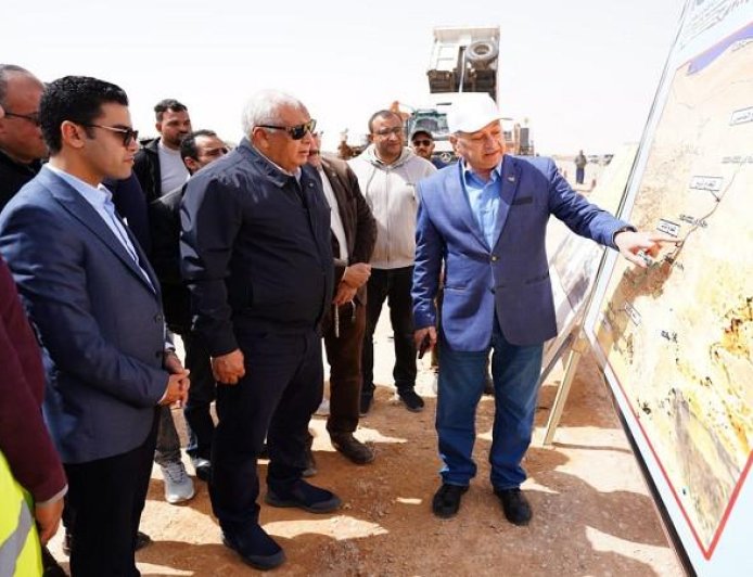 محافظ مطروح يجري جولة تفقدية لإنشاء الطريق الخرساني بين سيوة بطول 300 كم