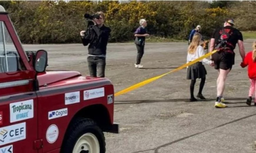 رجل يسحب سيارة لمسافة 100 كيلومتر في وقت قياسي مذهل