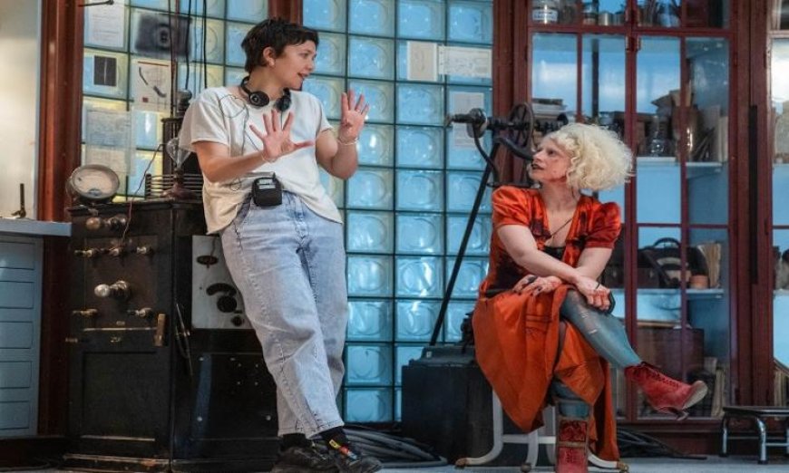 ماجي جيلينهال تقدم رؤية جديدة ومبتكرة لرواية ماري شيلي في فيلم العروس