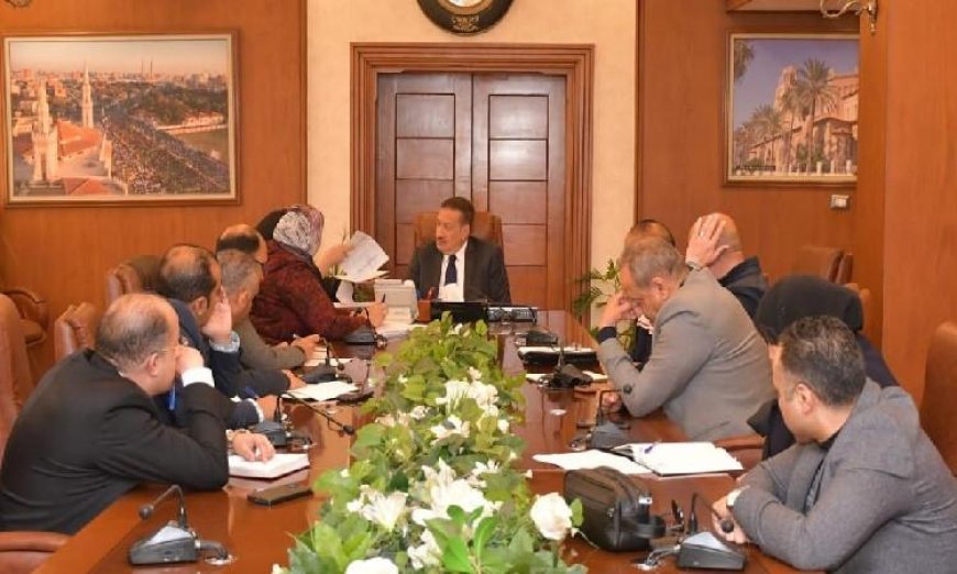 محافظ بورسعيد يجتمع مع المواطنين للاستماع إلى شكاواهم واحتياجاتهم