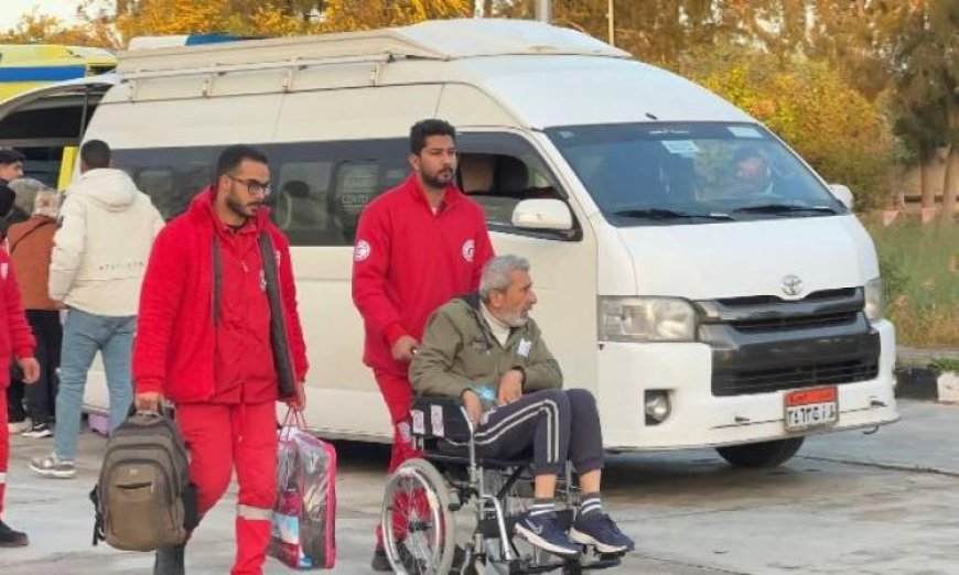 مئات الفلسطينيين يعودون إلى قطاع غزة عبر ميناء رفح البري