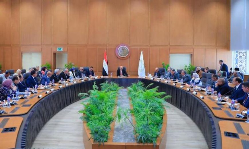 وزير التعليم يستعرض استراتيجيات تعزيز الانضباط وانتظام الدراسة في المدارس