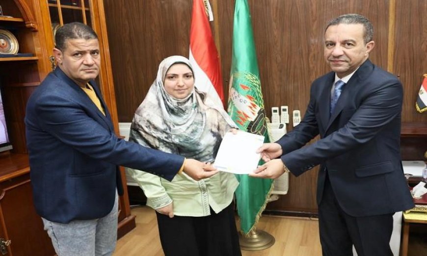 محافظ المنوفية يقوم بتسليم عقود تقنين أراضي أملاك الدولة لمواطنين جدد