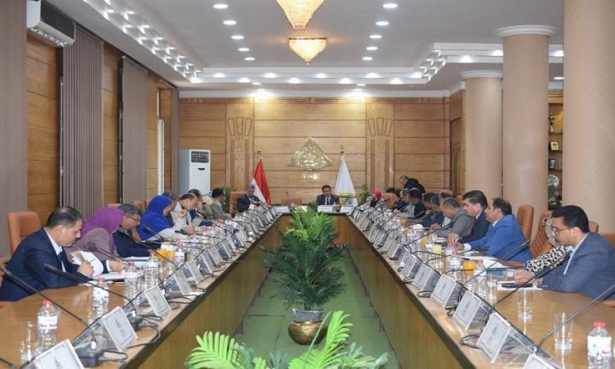 رئيس جامعة بنها يقود اجتماع مجلس الجامعة لمناقشة التطورات الأكاديمية والإدارية